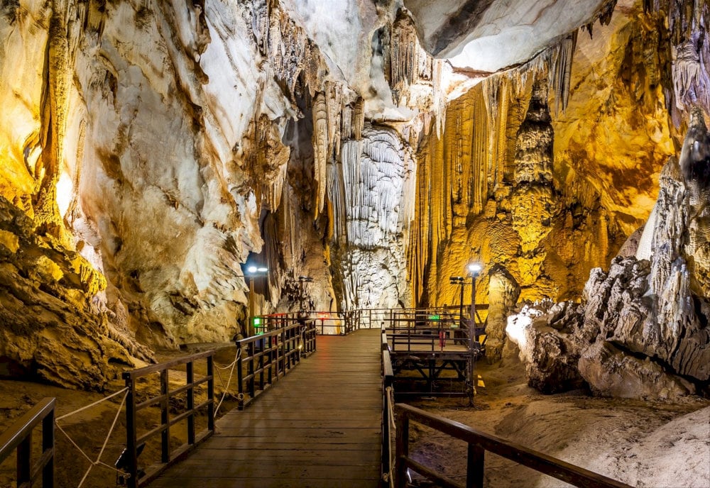 The dry cave section with elevated stone floors is an ideal area for safely and comfortably admiring the magnificent limestone formations